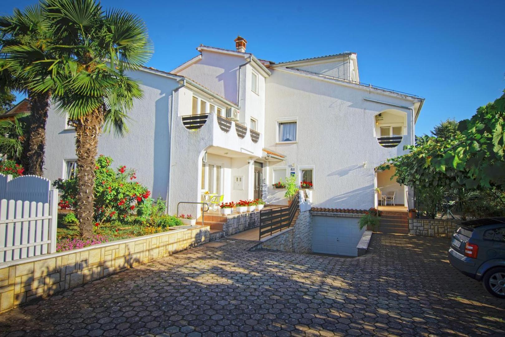 House Mai With Pool Guest house *