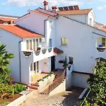 Apartments House Mai With Pool Porec
