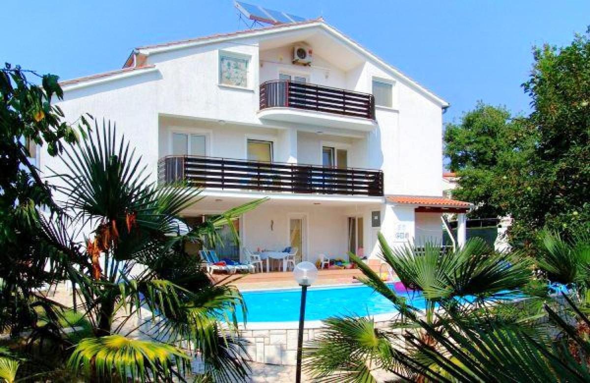 House Mai With Pool