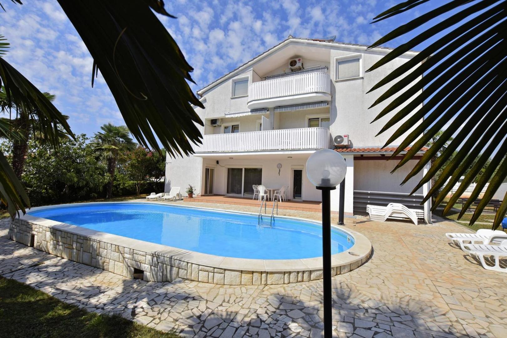 House Mai With Pool